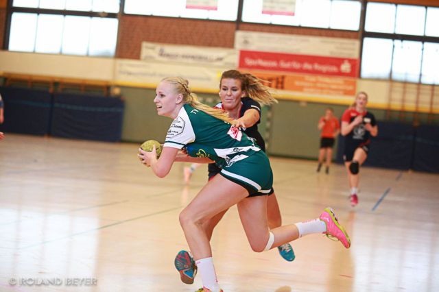 Eine junge Handballerrin setzt sich gegen eine Abwehrspielerin durch